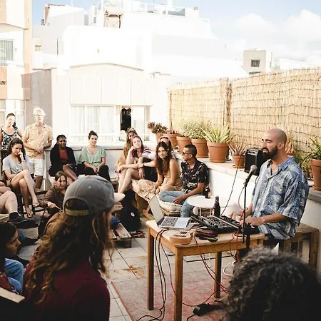 Tamaran House אכסניה *