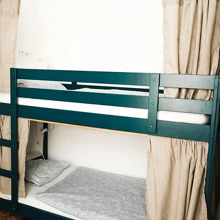 Tamaran House Albergue *
